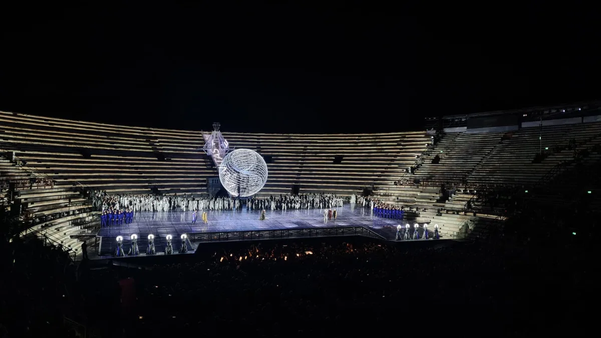 Man sieht eine offene Arena. 